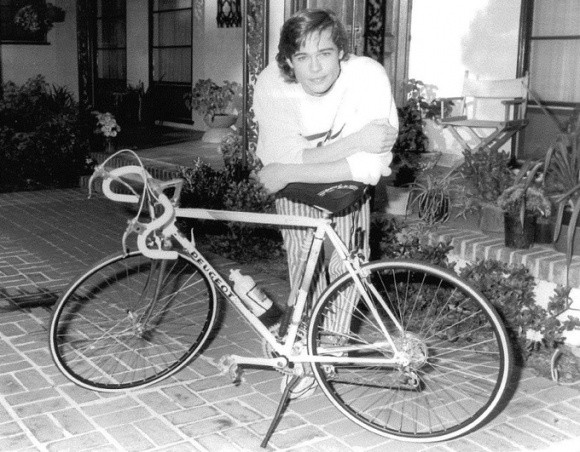 Những hình ảnh thời chưa nổi tiếng của Brad Pitt được nhiếp ảnh gia Sandra Downie-Dunn chia sẻ.