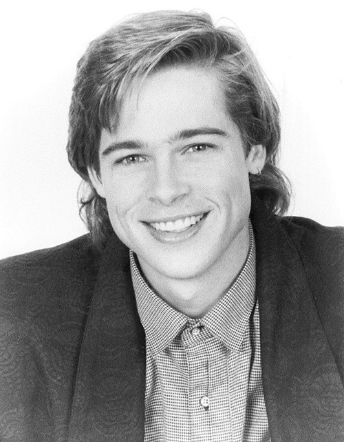 Ở tuổi 23, Brad Pitt sở hữu gương mặt lãng tử cùng nụ cười hút hồn.