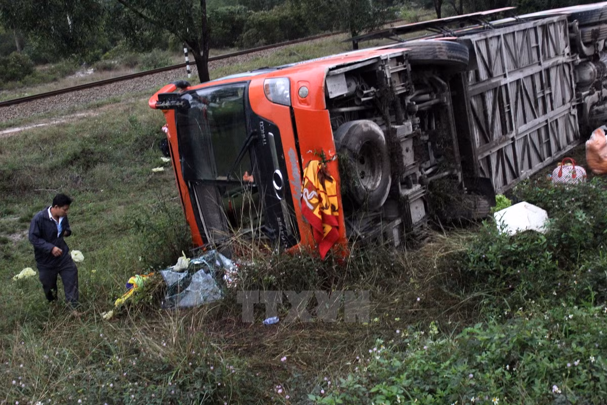 Ha Nam: Lat xe khach tren Quoc lo 21B, 7 nguoi bi thuong