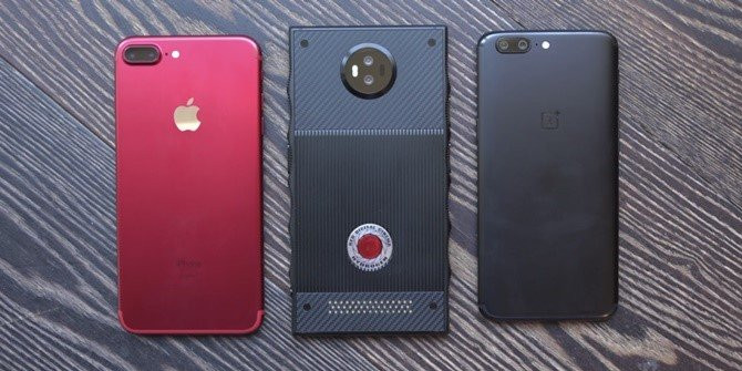 RED Hydrogen One đặt cạnh iPhone 7 Plus và OnePlus 5.