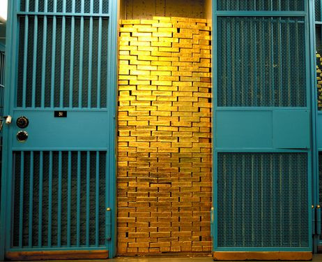 Kho vang ngan tan bi an sau canh cua sat ngan tan