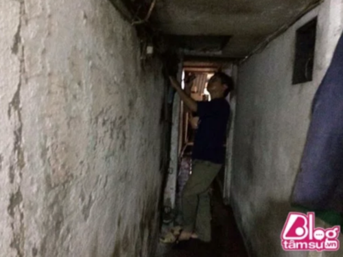 Với chiều dài 270 cm, cao 117 cm, ngôi nhà này trở thành nơi tránh nắng mưa của 3 thế hệ nhà ông Xuân.