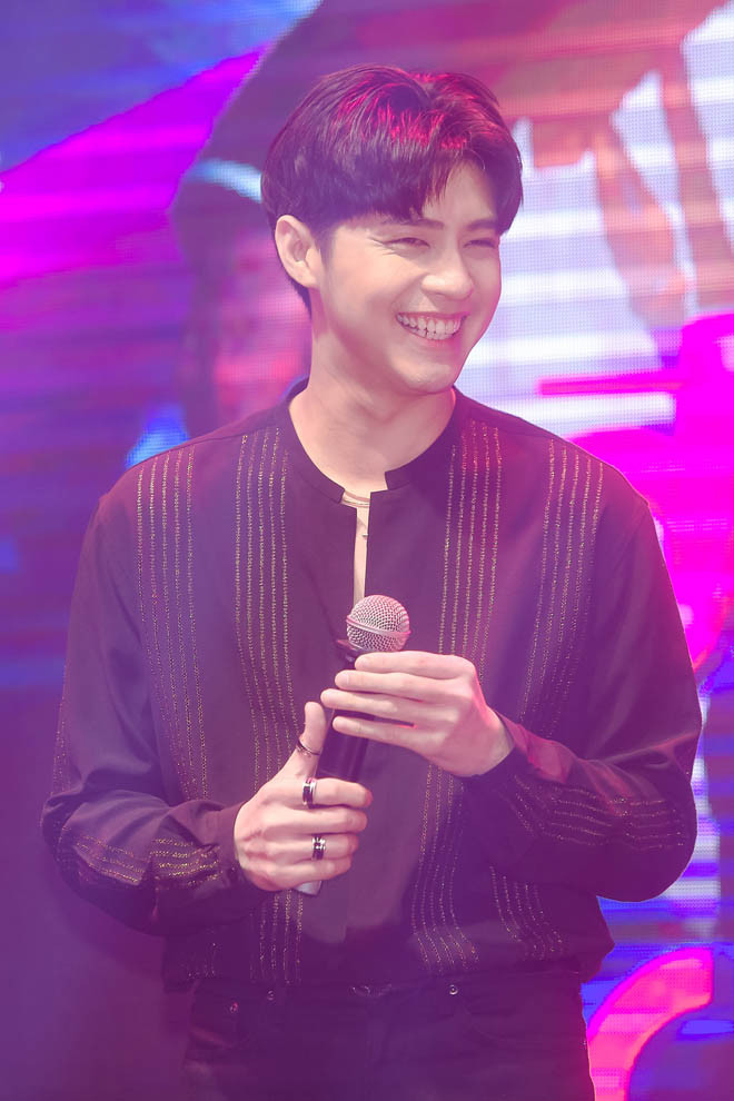 Nam ca sĩ cho biết, cuối năm nay anh sẽ có câu trả lời về mối quan hệ bị cho là "không nhìn mặt" Đông Nhi.