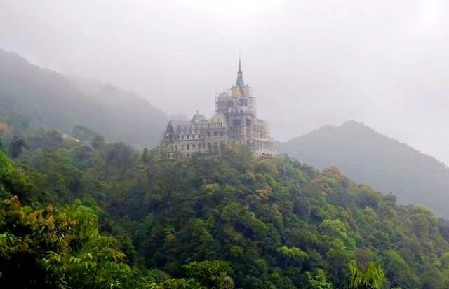 Nhiều du khách đến núi Tam Đảo tham quan không khỏi bất ngờ về tòa lâu đài xây dựng trên đỉnh núi.