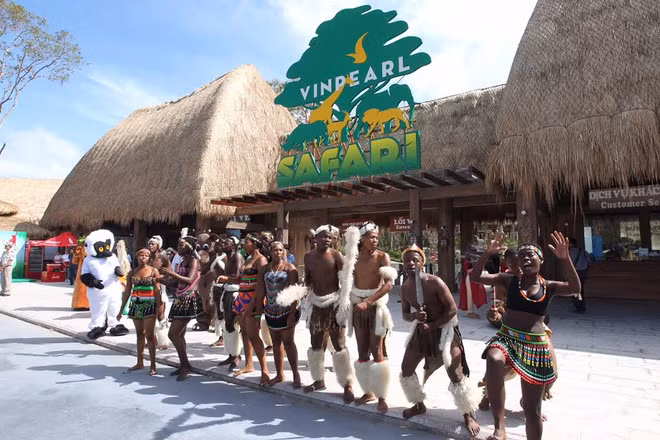 Ngoài ra, các hoạt động biểu diễn định kỳ, các khu hoạt động tiếp xúc và cho thú ăn... sẽ được tổ chức liên tục để mang lại những trải nghiệm độc đáo cho du khách.