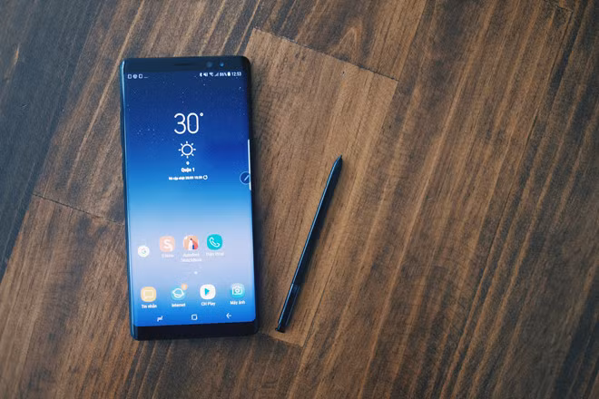 Vẻ ngoài ấn tượng của Galaxy Note 8. Máy đang được bán chính hãng với giá khoảng 22,49 triệu đồng. Ảnh: Duy Tín.