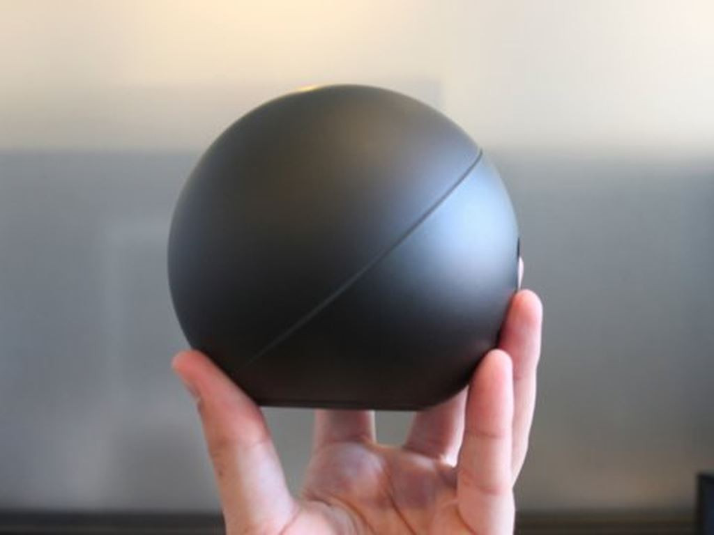 Nexus Q - sản phẩm được Google gọi là “máy tính tý hon” được thiết kế nhằm kết nối tất cả các thiết bị điện tử trong gia đình - được giới thiệu rầm rộ tại hội nghị dành cho các nhà phát triển năm 2012 của Hãng. Các đánh giá về sản phẩm có giá 299 USD này trên các blog công nghệ là rất gay gắt và Google đã dừng sản phẩm trước khi nó được bày bán ra công chúng.