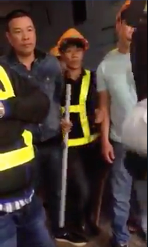 Những người lạ mặt cầm tuýp sắt khi yêu cầu các hộ dân cho phá dỡ không thành. Ảnh cắt từ clip.