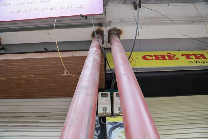 Phần đầu của những cây thép lớn được hàn trực tiếp vào thanh dầm của ngôi nhà tạo lực đỡ.