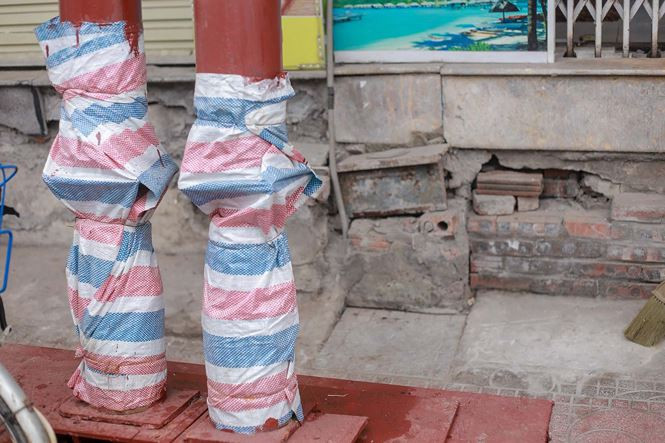 Chân mỗi cột sắt đều được bọc quây bạt để đảm bảo mỹ quan đô thị.