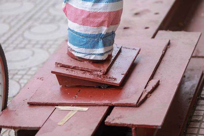 Dàn cột sắt chống cho ngôi nhà cũ được lắp gần một tháng.