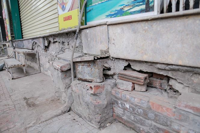 Chủ ngôi nhà cho biết, họ sẽ tiến hành sửa chữa mái nhà, cải tạo nền nhà, bể ngầm, khu vệ sinh, quét vôi và sơn lại... cho những ngôi nhà trên do xuống cấp đã lâu.