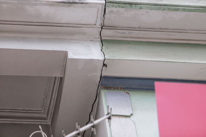 Dễ thấy nhiều vết nứt dài, sâu xuất hiện bên ngoài các ngôi nhà ở đây.