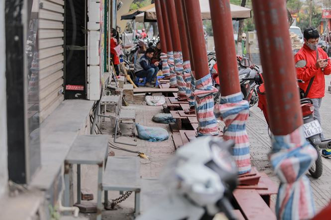 "Trong quá trình tu sửa, chính quyền địa phương yêu cầu phải đảm bảo an toàn trong quá trình thực hiện nên gia đình chúng tôi lắp dàn cột sắt để chống cho ngôi nhà", chủ nhân ngôi nhà chia sẻ thêm.