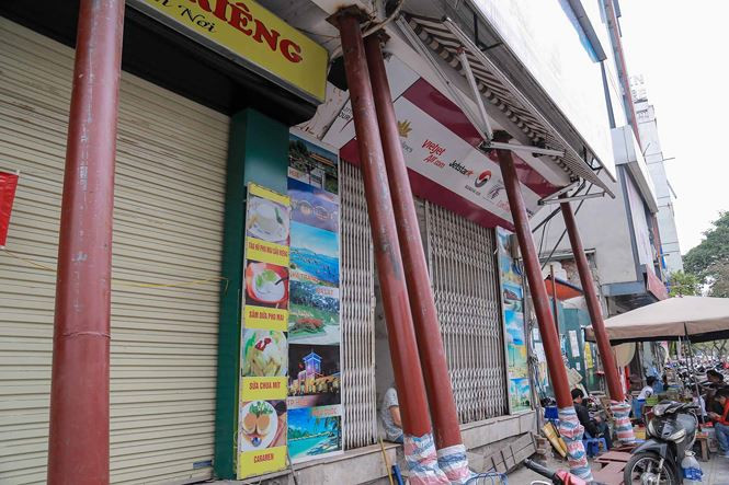 9 cột chống sắt được dựng lên liên tiếp nhau.