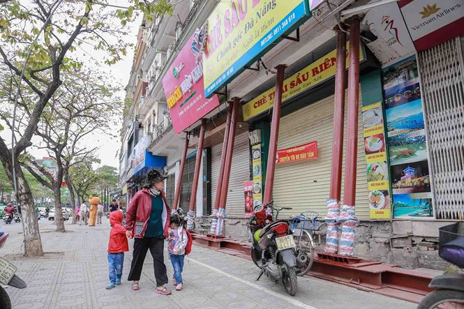 Theo chủ ngôi nhà cho biết việc sửa chữa nhà sẽ sớm được diễn ra và kéo dài khoảng 2 tháng. Sau khi sửa chữa xong thì mới có thể bỏ dàn cột sắt đi.