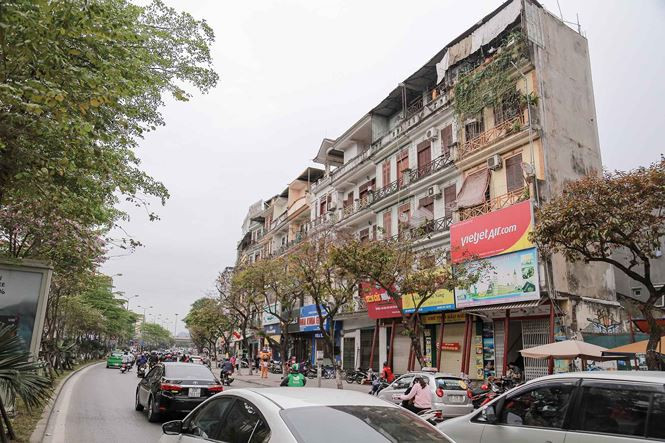 Dãy nhà sát nhau trên mặt đường phố Đào Tấn (phường Cống Vị, Ba Đình, Hà Nội) gây chú ý bởi dàn cột sắt chống khổng lồ.