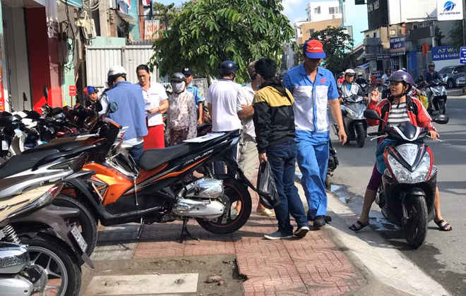 Hai ngay sau bao so 9, tiem sua xe van dong nghit khach