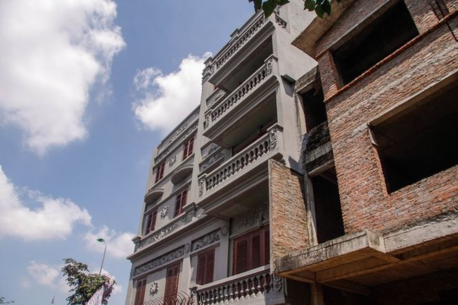 BT1 của gia đình ông Hóa nằm ở lô góc trong cùng của dự án này nhưng nổi bật lên bởi chiều cao hơn các biệt thự khác.