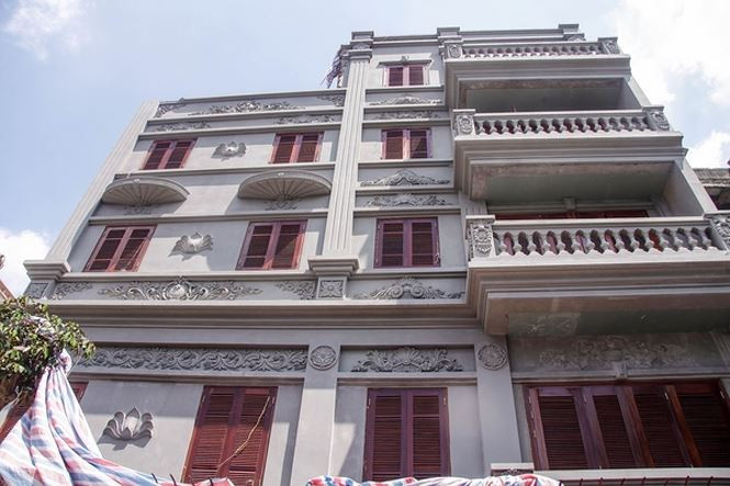 Trước đó, ngôi biệt thự BT1 đã vi phạm trật tự xây dựng như: Xây dựng thêm 3 bức tường trang trí làm giàn hoa phía sân chơi của tầng 5 cao 2,7m, dài 18m.