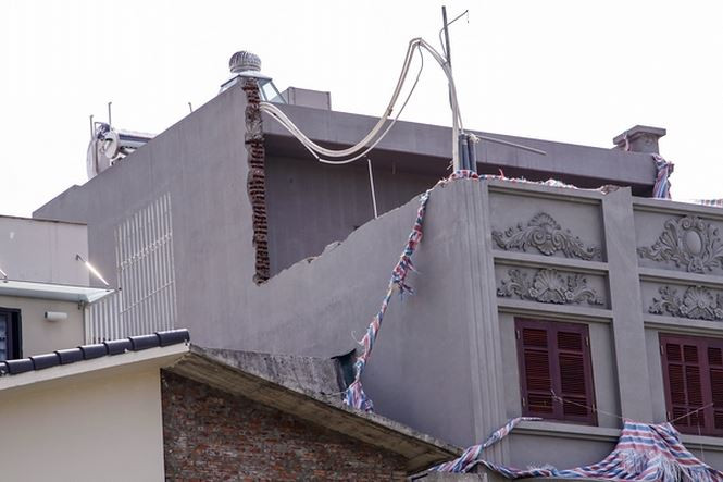 Ba bức tường sai thiết kế đã được gia đình cựu Thiếu tướng tự tháo dỡ từ ngày 12/3, nhưng phần sai phép quan trọng nhất là vượt tầng lại chưa được tháo dỡ.