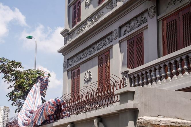 Công trình biệt thự với nhiều họa tiết cầu kỳ, dùng nhiều gỗ quý. "Chỗ 3 bức tường vi phạm đã được tháo dỡ ngay. Tuy nhiên, công trình vẫn vượt một tầng so với thiết kế ban đầu nhưng chưa xử lý được vì chưa xác định được chủ vi phạm là chủ đầu tư hay chủ nhà. Hiện trạng khi khởi công, phần thô đã là 4 tầng rưỡi", vị lãnh đạo phường Trung Văn chia sẻ.