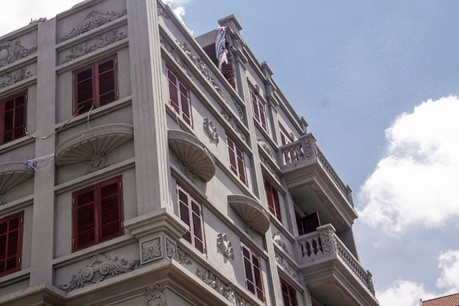 Ngôi biệt thự với hai mặt tiền tại địa chỉ BT1-liền kề C37 của gia đình cựu thiếu tướng Nguyễn Thanh Hóa thuộc dự án hỗn hợp nhà cao tầng, xen kẽ biệt thự-liền kề (Bắc Hà Tower-C37), do Công ty cổ phần Xây dựng và Thương Mại Bắc Hà làm chủ đầu tư thuộc địa bàn phường Trung Văn, quận Nam Từ Liêm, Hà Nội.