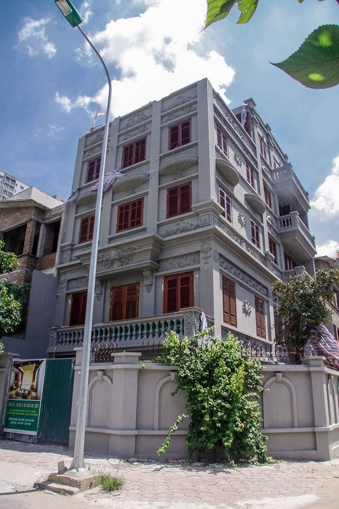 Theo quy hoạch Dự án C37 (tại phường Trung Văn, quận Nam Từ Liêm, Hà Nội) bao gồm các căn hộ biệt thự liền kề được thiết kế là 3 tầng, 1 mái vát. Tuy nhiên, căn biệt thự BT1 của gia đình cựu thiếu tướng Nguyễn Thanh Hóa, cựu Cục trưởng Cục Cảnh sát phòng, chống tội phạm sử dụng công nghệ cao (C50, Bộ Công an), được thiết kế thành 4 tầng rưỡi và xây khác lạ so với các ngôi biệt thự trong cùng dự án.