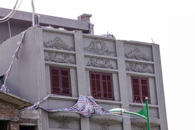 Sau khi tháo dỡ 3 bức tường sai phạm, công trình vẫn vượt tầng so với thiết kế mà không được xử lý.