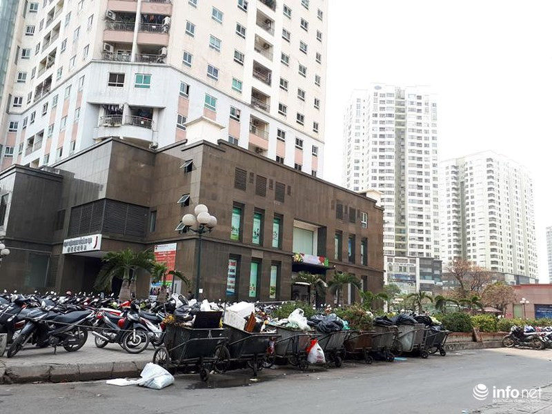 Khu đô thị Trung Hòa - Nhân Chính được thừa hưởng nhiều lợi ích sẵn có của một khu đô thị sầm uất bậc nhất thủ đô... nhưng đang bị bủa vây bởi các bãi xe vỉa hè và các xe chứa rác thải được tập kết ngay cạnh.