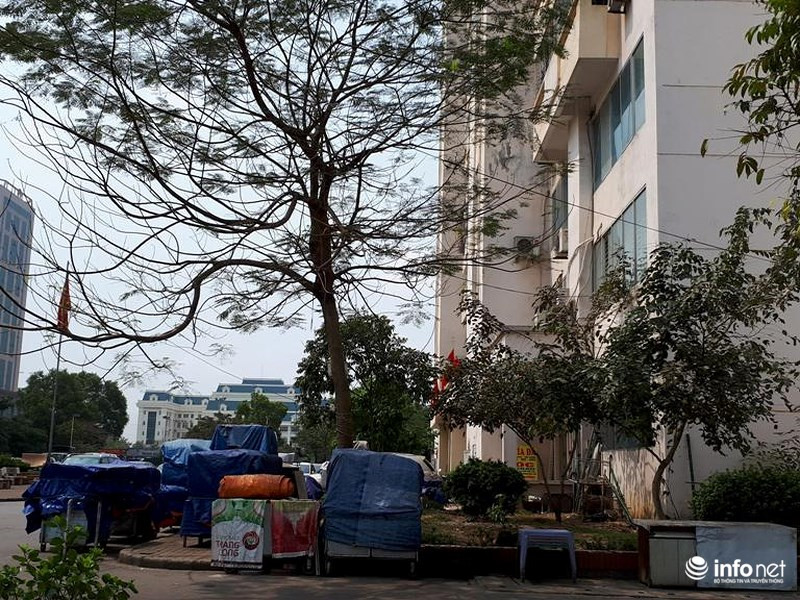 Nhiều tòa nhà trở nên xấu xí khi diện tích sân trở thành "kho" chứa đồ cũ, đồ bán hàng vỉa hè.