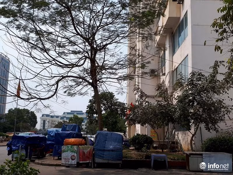 Nhiều tòa nhà trở nên xấu xí khi diện tích sân trở thành "kho" chứa đồ cũ, đồ bán hàng vỉa hè.