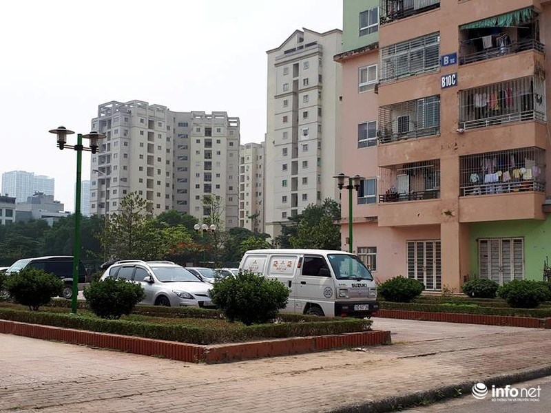 Lối đi lại bị chiếm dụng để làm bãi đậu xe ô tô.