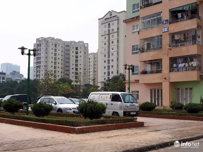 Lối đi lại bị chiếm dụng để làm bãi đậu xe ô tô.