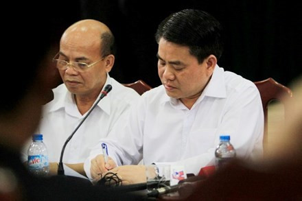 Ông Nguyễn Đức Chung ghi chép ý kiến của người dân Đồng Tâm trong buổi đối thoại. Ảnh: Tiền Phong.