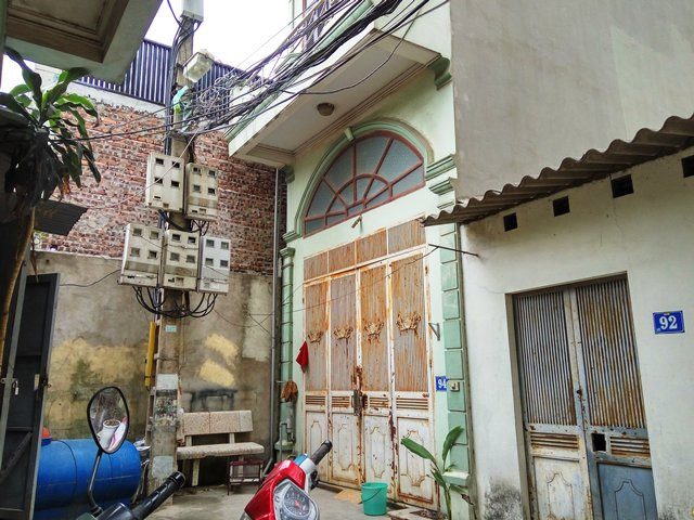 Ngoài ra, sự chênh lệch giữa cốt nền dự án với cốt nền nhà dân (khoảng 1,6 m), nên khi mưa nước sẽ dồn vào khu vực nhà dân. Cho nên, người dân không đồng ý việc xây dựng hàng rào cứng mà chỉ dựng hàng rào mềm, cây xanh tại khu vực tiếp giáp giữa dự án và khu nhà dân để đảm bảo cuộc sống, an toàn cho người dân.