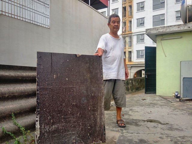 Theo phản ánh của người dân, trong quá trình thi công, đơn vị thầu đã không tuân thủ quy định an toàn lao động, không che chắn công trình theo quy đinh. Gạch, đá và cả tấm cốt pha (như trong ảnh) cũng đã rơi sang mái nhà dân.