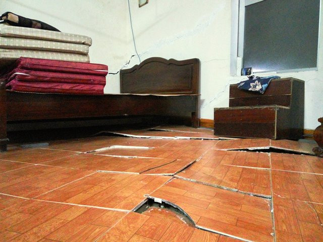 Nằm cạnh đường di chuyển vật liệu xây dựng vào dự án chung cư Eco Lake View, từ đầu năm 2017, ngôi nhà của gia đình bà Phạm Huyền Trang (số nhà 209, ngõ 2 Đại Từ, tổ 1 phường Đại Kim) đã bị sụt lún, hư hỏng nghiêm trọng, đổ sập bất cứ lúc nào.