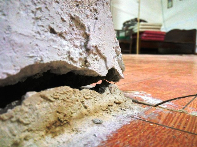 Để đảm bảo an toàn, một số thành viên trong gia đình nhà bà Trang đã phải đi thuê chỗ ở khác. “Tường nhà xuất hiện ngày càng nhiều vết nứt lớn ngay từ khi dự án chung cư Eco Lake View. Ngôi nhà của tôi bị sụt lún nghiêng sang một bên và nền nhà thì nứt vỡ… Vì an toàn, con cái tôi đã phải đi thuê nhà khác để ở, gia đình tôi lại rơi vào cảnh “ly tán” giữa thời bình”, bà Trang ngậm ngùi chia sẻ.