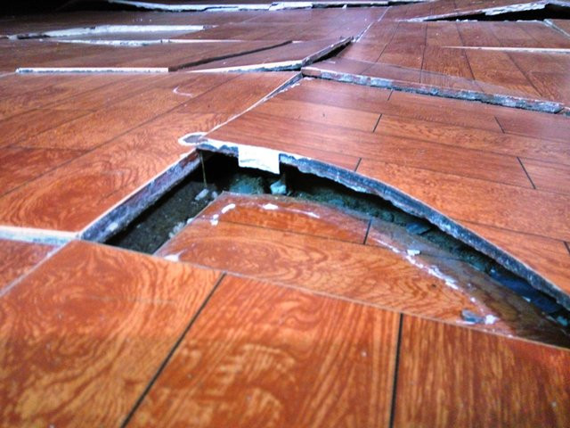 Cũng theo chia sẻ của bà Trang, mặc dù ngôi nhà của bà đã bị hư hỏng hoàn toàn và được xét ở mức độ công trình nguy hiểm nhưng theo phương án đền bù của đơn vị bảo hiểm và chủ đầu tư, gia đình bà chỉ được đền bù hơn 78 triệu đồng.