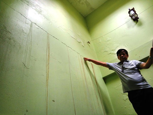 Tại khu vực ngõ 2 Đại Từ (nơi tiếp giáp với công trình HH03 dự án chung cư Eco Lake View), có tới 43 hộ dân bị ảnh hưởng. Hiện tại, đã có khoảng 26 hộ dân chấp thuận phương án đền bù của chủ đầu tư. 17 hộ dân còn lại chưa nhận đền bù vì cho rằng, mức giá đền bù không thỏa đáng và việc xây dựng hàng rào ngăn cách giữa khu dự án với khu vực các hộ dân sẽ bịt kín lối thoát nạn, không đảm bảo an toàn PCCC, thoát nước cho các hộ dân.