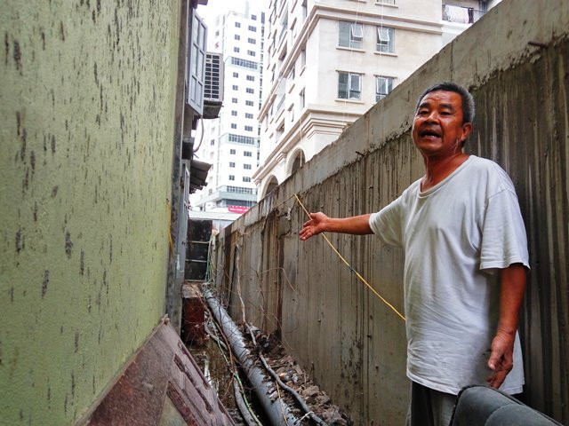 Ông Đỗ Trọng Kỳ (số nhà 90, ngõ 2 Đại Từ) cho biết, ngoài việc chưa thống nhất phương án đền bù, 17 hộ dân khu vực này còn bức xúc việc thi công tường rào, hệ thống thoát nước hiện có và công tác đảm bảo an toàn về PCCC khu vực phía sau các hộ dân sát với dự án chung cư Eco Lake View.