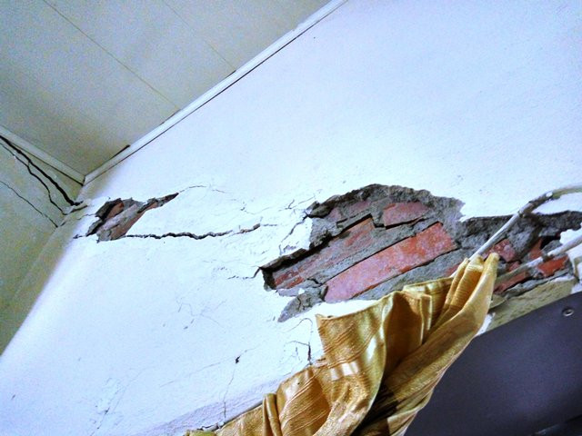 Không chỉ gia đình bà Trang, 25 hộ dân khác tại khu vực xóm Sen Ngoại (tổ 1, phường Đại Kim) đang bị ảnh hưởng khi dự án chung cư Eco Lake View triển khai cũng bày tỏ quan điểm không đồng ý với mức giá đền bù.