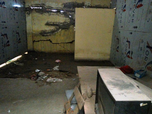 Cũng tại khu vực xóm Sen Ngoại này, nhiều ngôi nhà đã bị bỏ hoang vì tình trạng hư hỏng, sụt lún, nứt vỡ xảy ra.