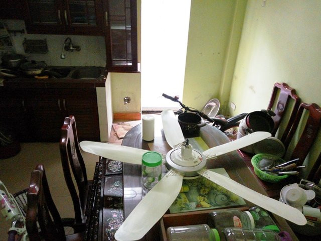 Nằm cạnh công trình HH03, ngôi nhà khang trang của ông Bùi Hữu Công (số nhà 86, ngõ 2 Đại Từ) rơi vào tình trạng hư hỏng nghiêm trọng. Để đảm bảo an toàn, gia đình ông Công cũng đã phải thuê nhà khác để ở.