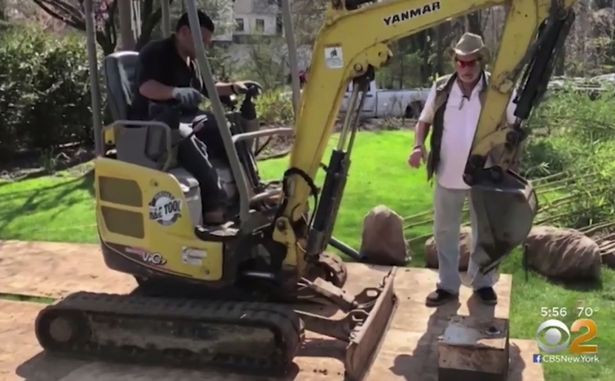 Khi đang đào đất để trồng lại cây trong vườn... Ảnh: Dailymail.