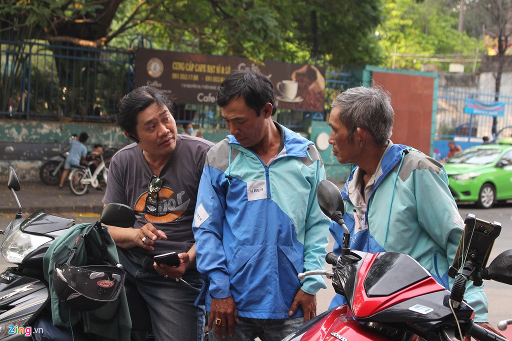 Nhiều tài xế rủ nhau đến buổi chia tay Uber tại công viên Hoàng Văn Thụ vào sáng nay, ngày 8/4. Ảnh: Phúc Minh.