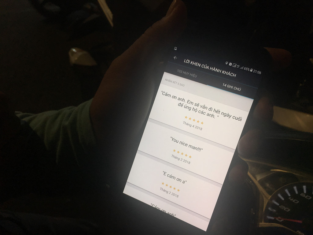 Nhiều tài xế chia sẻ sự lưu luyến chia ta với khách hàng đã gắn bó suốt mấy năm qua trong ngày làm việc cuối cùng. Ảnh: Z.Nguyễn.