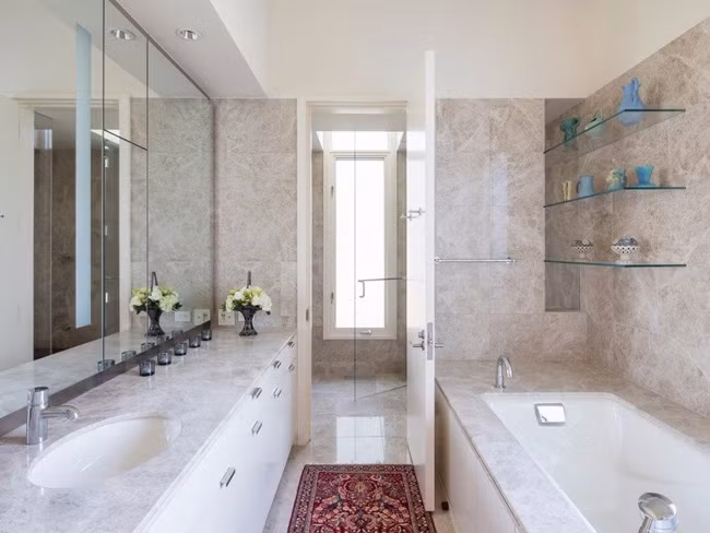 Bồn tắm nước nóng và bồn rửa tay bằng đá cẩm thạch.