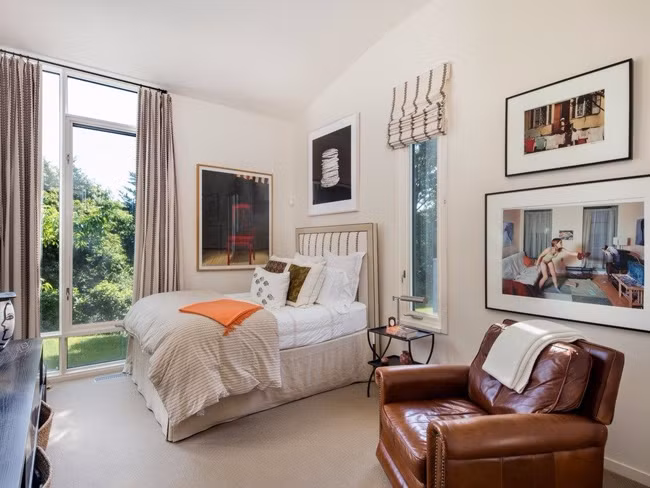 Ngoài ra, trong biệt thự còn có 3 phòng ngủ khác, 2 phòng tắm lớn và 1 phòng thay đồ.